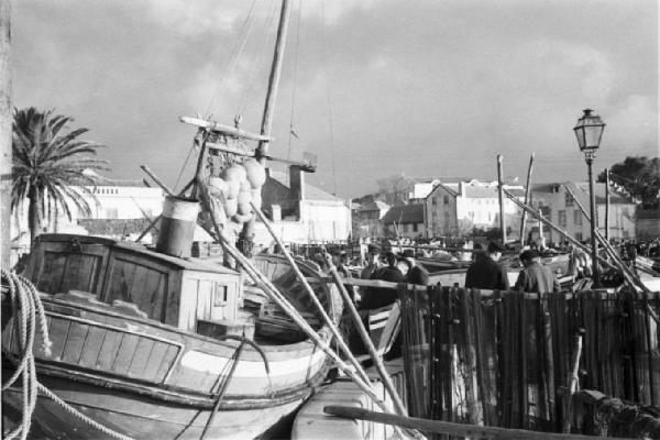 Portogallo. Cascais. Spiaggia. Navi in secca e reti dei pescatori