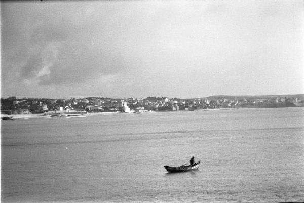 Portogallo. Cascais. Barca sull'oceano di fronte al paese