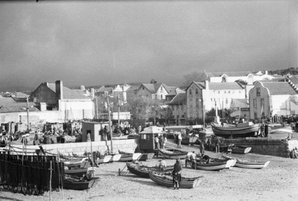 Portogallo. Cascais. Spiaggia, mercato del pesce ed edifici del paese