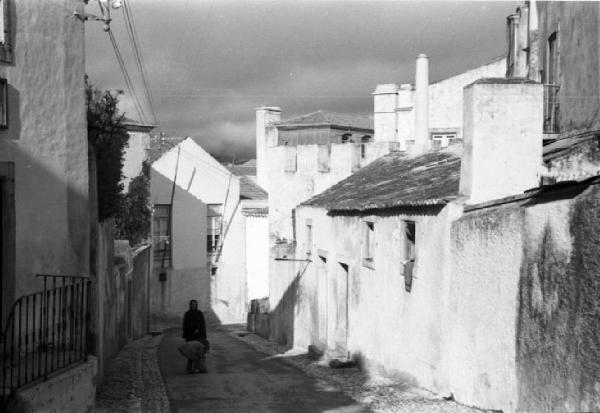 Portogallo. Cascais. Strada di paese - una donna in mezzo alla strada