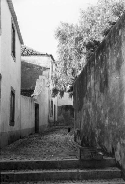 Portogallo. Cascais. Strada di paese con abitazione e un muro di cinta - tre scalini in primo piano