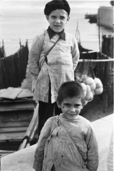 Portogallo. Cascais. Ritratto di due bambini con il grembiule di scuola
