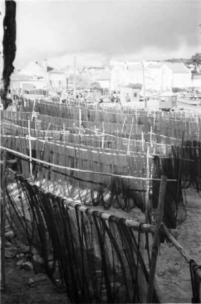 Portogallo. Cascais. Reti dei pescatori stese ad acsiugare sulla spiaggia - sullo sfondo il paese