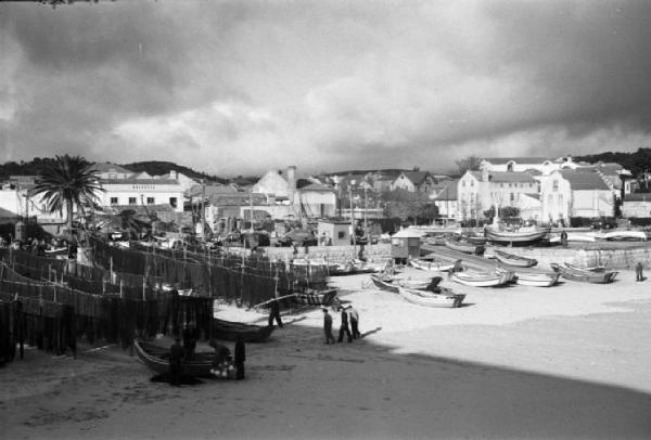 Portogallo. Cascais. Spiaggia. Pescatori con barche e reti ad asciugare