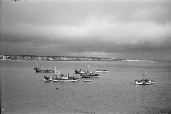 Portogallo. Cascais. Oceano con pescherecci