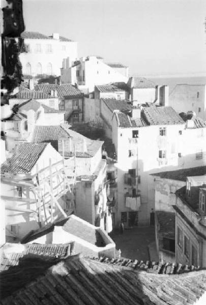 Portogallo. Lisbona. Panorama della città vecchia - tetti delle abitazioni