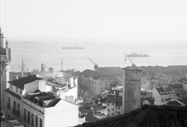 Portogallo. Lisbona. Panorama della città - sullo sfondo l'oceano con le navi