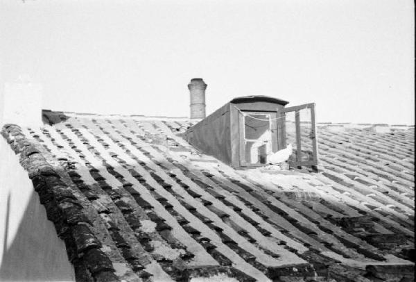 Portogallo. Lisbona. Tetto di una casa - una colomba sul davanzale della finestra di un abbaino