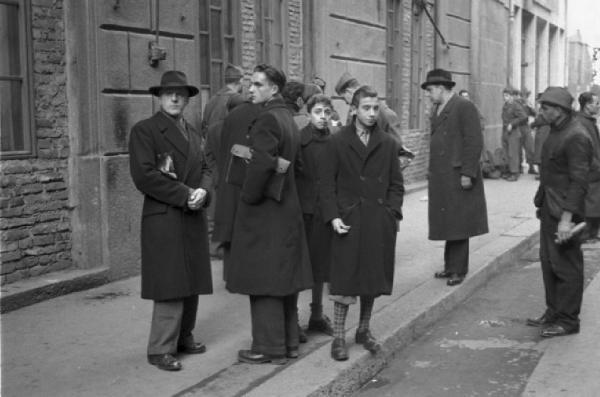 Italia Dopoguerra. Milano. Borsaneristi nei pressi di piazza Duomo