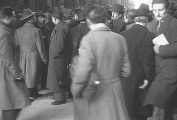 Italia Dopoguerra. Milano. Borsaneristi nei pressi di piazza Duomo