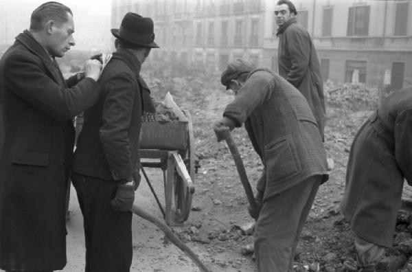 Italia Dopoguerra. Milano. Operai sgomberano la strada da macerie