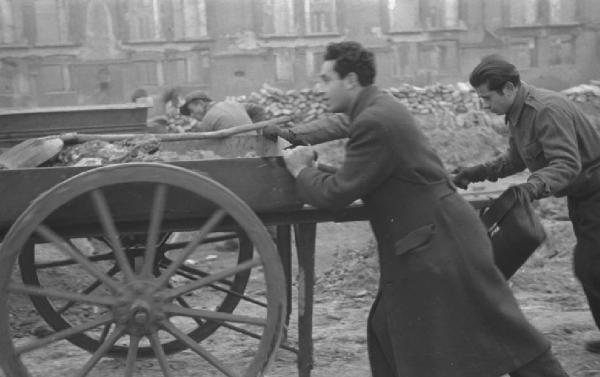 Italia Dopoguerra. Milano. Operai sgomberano la strada da macerie