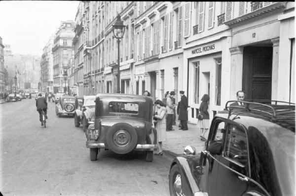 Parigi. Automobili parcheggiate lungo una strada