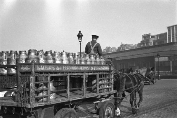 Parigi. Il carro del lattaio per le vie della città