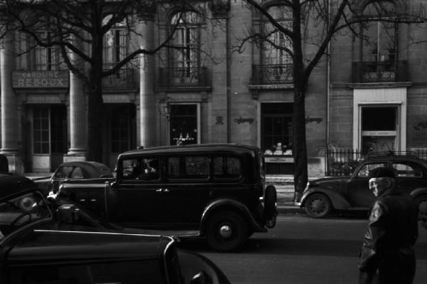 Parigi. Automobili lungo le strade