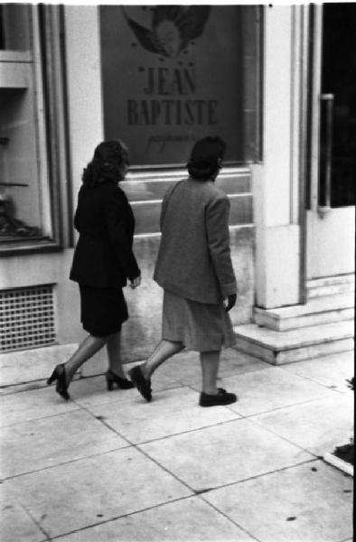 Parigi. Due donne camminano lungo una strada