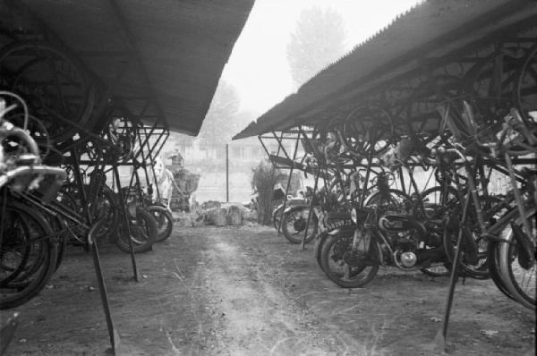 Parigi. Motociclette e biciclette parcheggiate sotto una tettoia