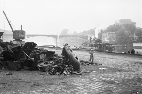 Parigi. Rottami di mezzi di trasporto lungo la Senna
