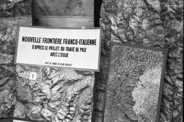 Parigi. Carte geografiche mostrano il nuovo confine franco-italiano a seguito del progetto di pace con l'Italia