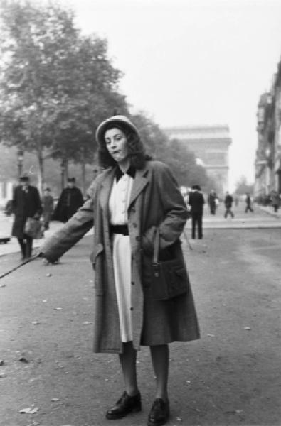 Parigi. Una donna lungo la strada nei pressi dell'Arco di Trionfo degli Champs Elysée
