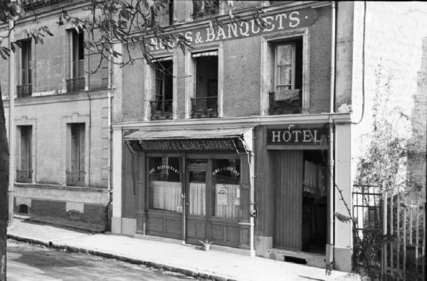 Parigi. Le vetrine di un ristorante alsaziano e l'ingresso di un hotel