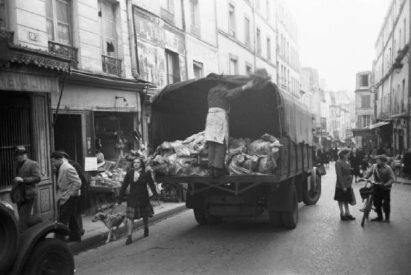 Parigi. Un uomo si accinge a scaricare un camion di carni macellate