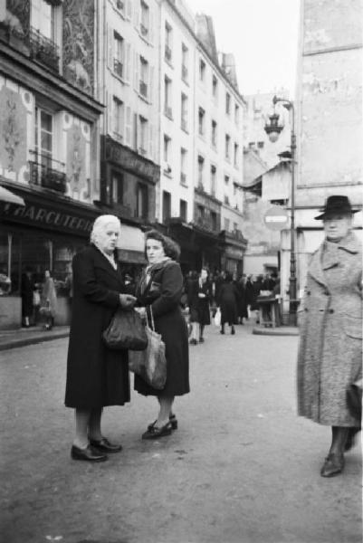 Parigi. Persone lungo una via della città