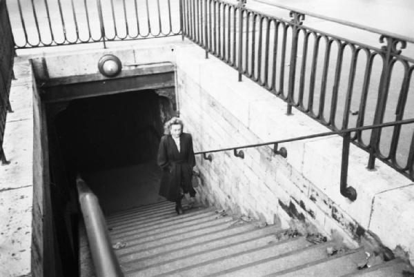 Parigi. Una donna sale dalle scale della metropolitana