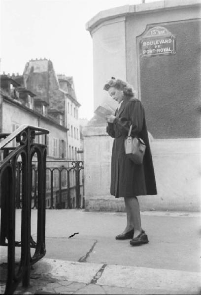 Parigi. Una donna ferma all'angolo del Boulevard de Port-Royal consulta la piantina della metropolitana