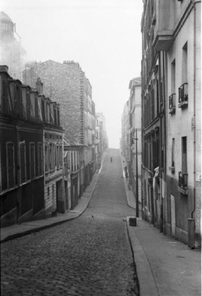 Parigi. Il quartiere di Montmartre. Scorcio di una via con abitazioni