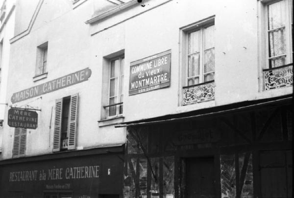 Parigi. Il quartiere di Montmartre. La facciata di un edificio con ristorante