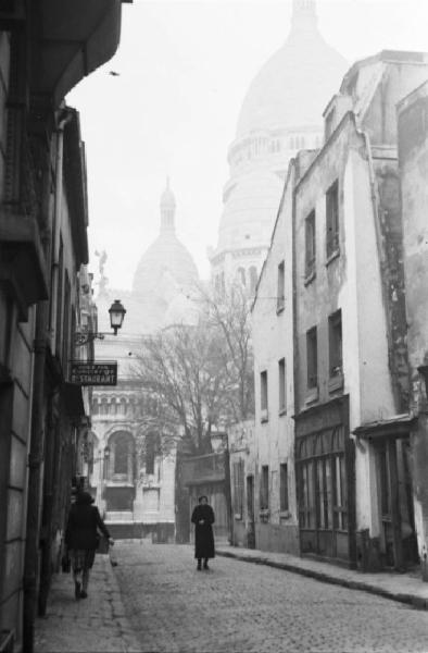 Parigi. Il quartiere di Montmartre, la chiesa sullo sfondo