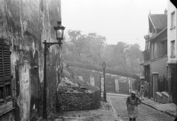 Parigi. Il quartiere di Montmartre. Scorcio di una via