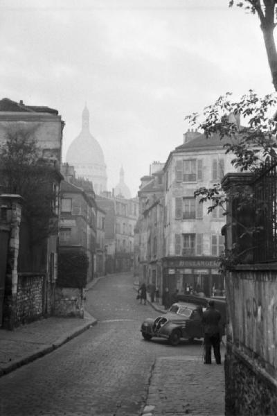 Parigi. Il quartiere di Montmartre. Scorcio di una via