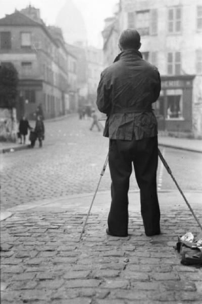 Parigi. Il quartiere di Montmartre. Un pittore lungo una via