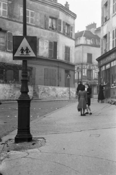 Parigi. Il quartiere di Montmartre. Scorcio di una via