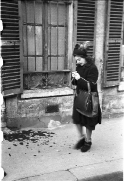 Parigi. Il quartiere di Montmartre. Una donna cammina lungo una via