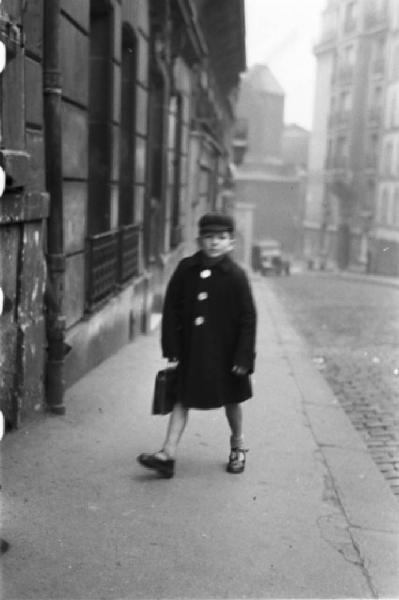 Parigi. Il quartiere di Montmartre. Un ragazzino con la cartella della scuola