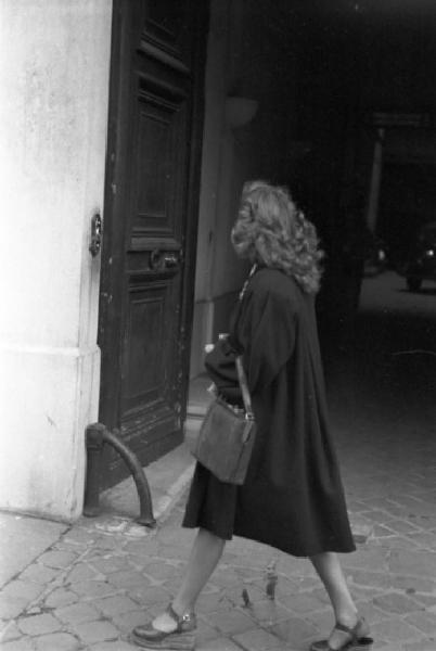 Parigi. Una donna cammina lungo una strada