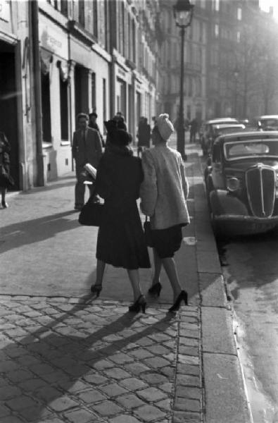 Parigi. Due donne eleganti camminano lungo una strada