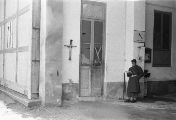 Militare di guardia presso un edificio industriale