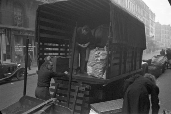 Parigi. Il quartiere di Montmartre. Due uomini scaricano un camion