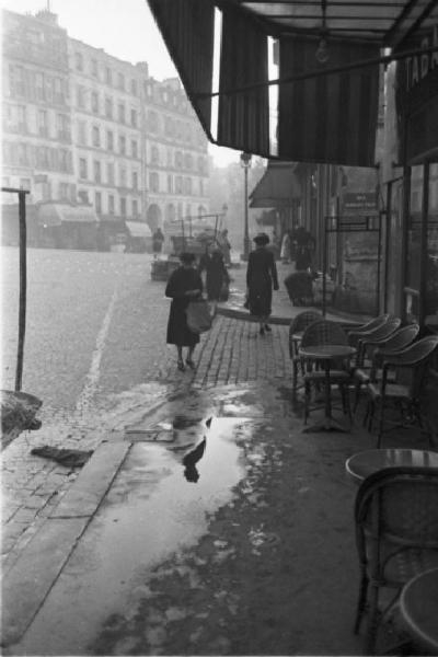 Parigi. Il quartiere di Montmartre. Donne camminano per le vie al mattino