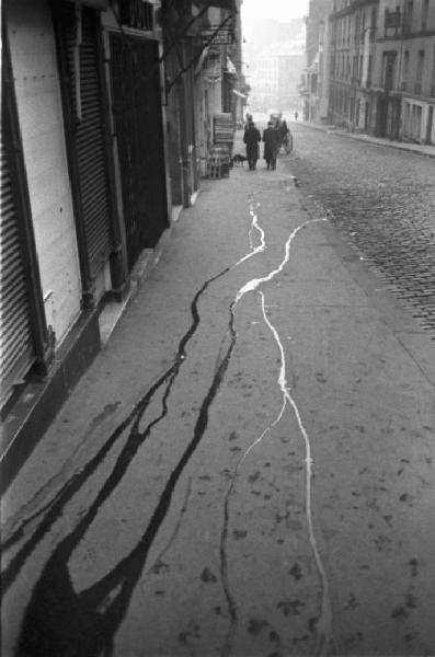 Parigi. Il quartiere di Montmartre. Scorcio di una via