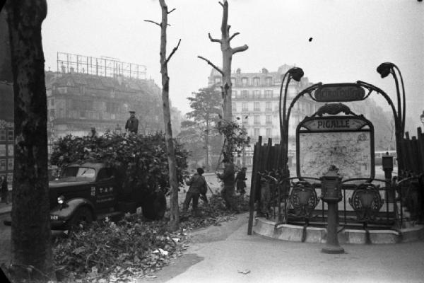 Parigi. Lavori di potatura di alberi nei pressi della fermata della metropolitana di Pigalle