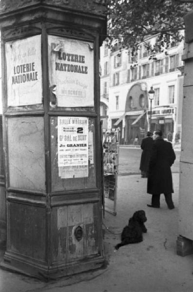 Parigi. Scorcio di una via con un'edicola