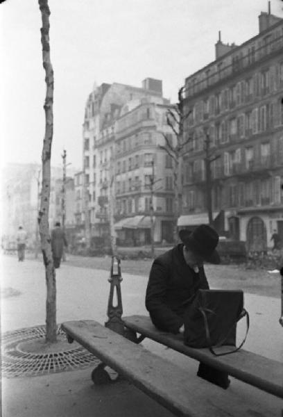 Parigi. Un uomo anziano seduto su una panchina
