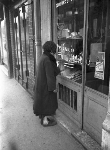 Parigi. Una donna davanti alla vetrina di un negozio di casalinghi