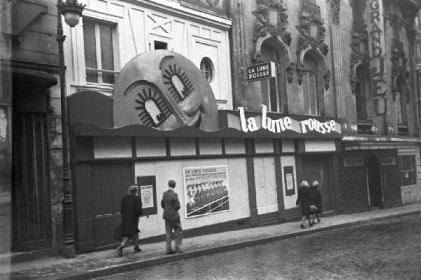 Parigi. Il locale "La Lune Rousse". Passanti