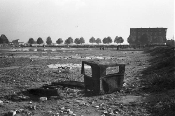 Campo con carcassa di autocarro abbandanato nei pressi del paese di Le  Vésinet